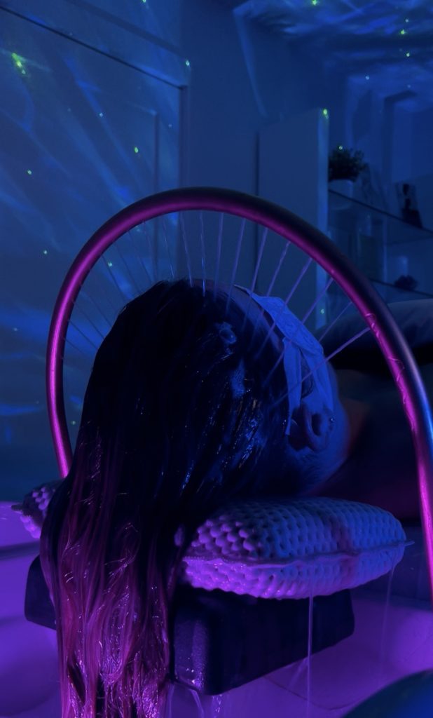 girl getting head spa treatment in panama city